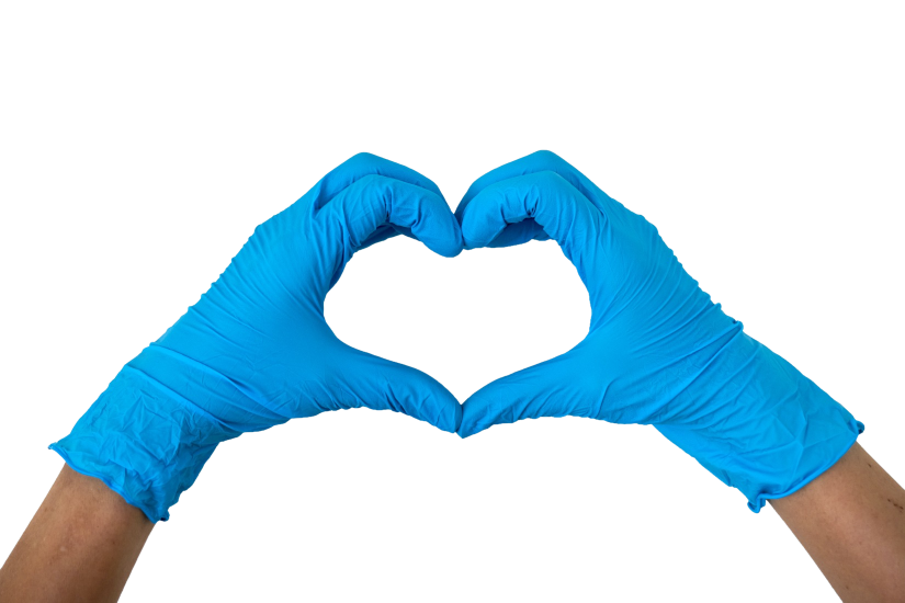 Доктор держит руки сердечком