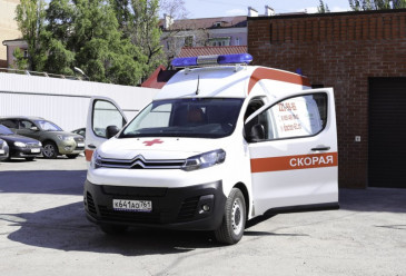 Машина скорой помощи с открытыми дверями